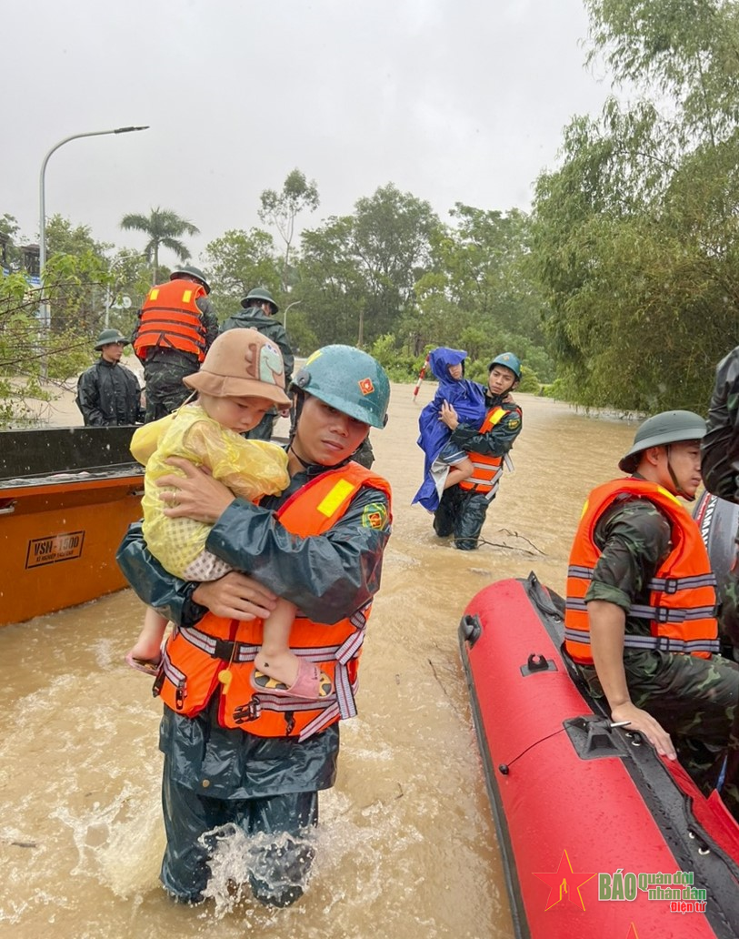 Hà Nội: Lực lượng vũ trang dầm mình trong mưa giúp dân